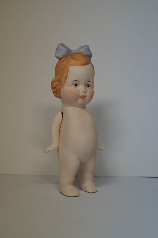 Bisquit Porzellan Puppe Blonde Haare Mädchen Blaue Schleife Nackt ca 13cm n171